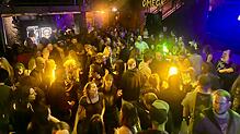 Die Tanzfläche ist eröffnet und die Gäste lassen sich von der Musik mitreißen – bis spät in die Nacht herrscht ausgelassene Stimmung.