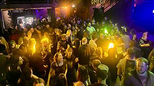 Die Tanzfläche ist eröffnet und die Gäste lassen sich von der Musik mitreißen – bis spät in die Nacht herrscht ausgelassene Stimmung.