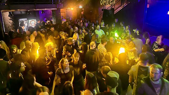Die Tanzfläche ist eröffnet und die Gäste lassen sich von der Musik mitreißen – bis spät in die Nacht herrscht ausgelassene Stimmung.