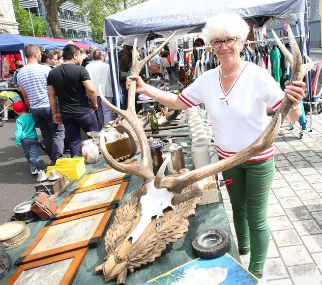 Thema "Hörner aufsetzen" mal anders: Mit dem vielseitigen Sortiment an Geweihen war Sandra Schiller Gesprächsthema auf dem Flohmarkt.