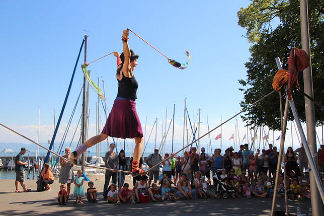 Seiltänzerin Annette Will ist schon lange beim Kulturufer dabei und kommt jedes Jahr wieder nach Friedrichshafen – trotz der ...