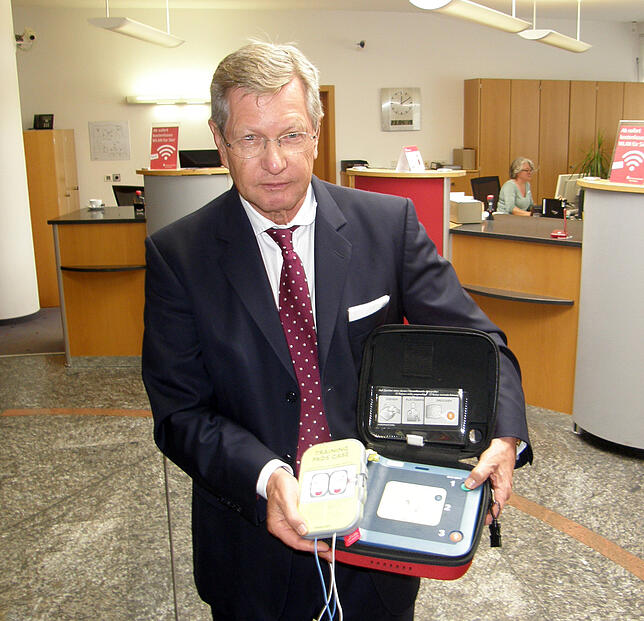 Der Defibrillator ist in der roten Tasche (hier in der unteren Hälfte), die mit einem einfachen Reißverschluss geöffnet werden kann. In ...