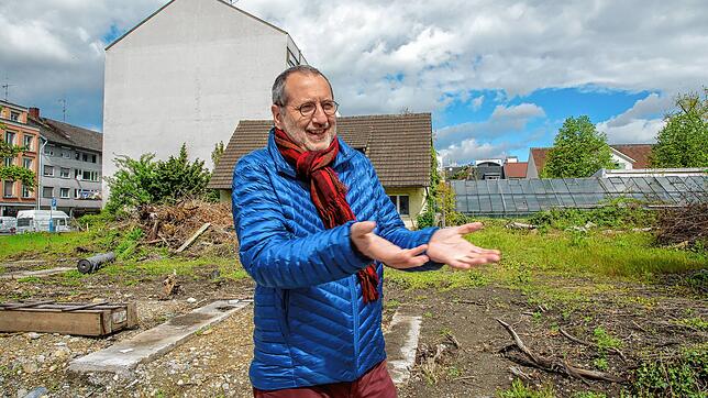 Stadtplaner Tilo Brügel erklärt auf dem Parkplatz, auf dem das Conti-Hochhaus stand, wie es mit dem Sanierungsgebiet Scheffelareal ...