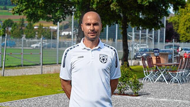 In seinem letzten Spiel für den FC Hilzingen hat der scheidende Trainer Seo Smajlovic ein 0:4 gegen den SC Konstanz-Wollmatingen zu ...