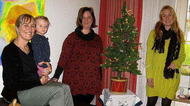 Kinder sind immer willkommen (von links): Renate Hold vom Leitungsteam des Mehrgenerationenhauses mit Nicole Aichs Tochter Kim, ...