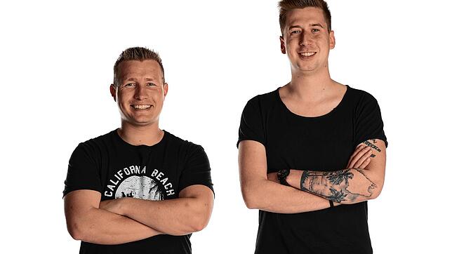 Sie können die Aufregung um ihren Partyknaller gar nicht verstehen: Robin Leutner (rechts) und Michael Müller, die als &bdquo;DJ Robin ...