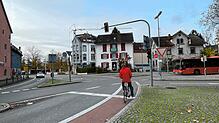 (Archivbild von November 2022) An der Einmündung der Oberen Laube (rechts im Bild) zur Bodanstraße stießen ein Rennradfahrer und ein ...