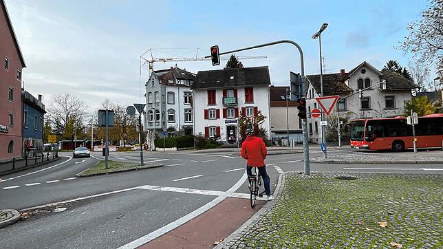 (Archivbild von November 2022) An der Einmündung der Oberen Laube (rechts im Bild) zur Bodanstraße stießen ein Rennradfahrer und ein ...