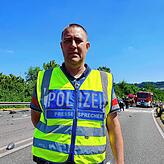Oliver Weißflog, Pressesprecher des Polizeipräsidiums Ravensburg, an der Unfallstelle auf der B31.