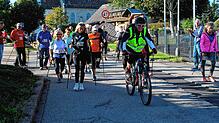 Die Nordic-Walker (hier vor dem Start) werden von einem Mitglied des Wintersportclubs auf dem Mountainbike begleitet. Entlang der ...