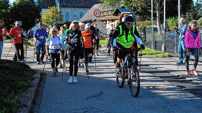 Die Nordic-Walker (hier vor dem Start) werden von einem Mitglied des Wintersportclubs auf dem Mountainbike begleitet. Entlang der ...