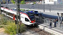 Hier am Gleis 1 am Petershauser Bahnhof ist am Donnerstag, 17. Oktober, eine Person in einem Zug verstorben. Polizisten sichern die ...