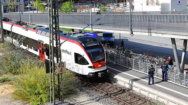 Hier am Gleis 1 am Petershauser Bahnhof ist am Donnerstag, 17. Oktober, eine Person in einem Zug verstorben. Polizisten sichern die ...