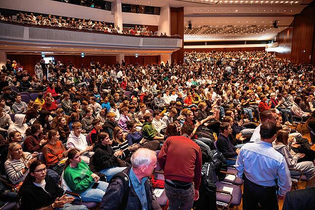 1500 Schüler begrüßen Eva Erben im Hugo-Eckener-Saal.
