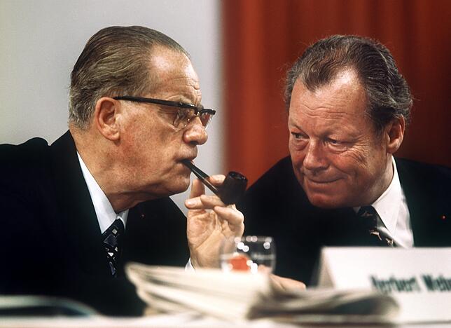 Willy Brandt (re.) und Herbert Wehner im Oktober 1972 auf dem SPD-Bundesparteitag. Knapp zwei Jahre später war es Wehner, der maßgeblich ...