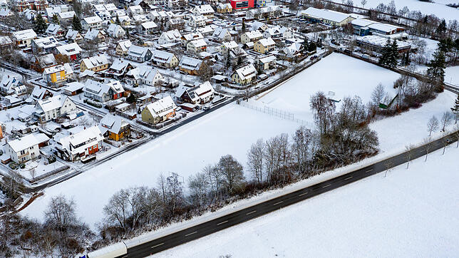Auf der Fläche oberhalb der Straße und links des Zaunes könnten Aldi und Rossmann am Ortsrand von Königsfeld angesiedelt werden.