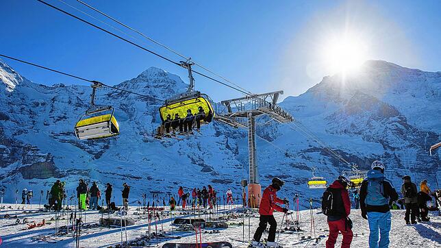 Skifahrer auf dem Lauberhorn im Skigebiet Grindelwald &ndash; Wengen. 2021, als dieses Bild entstand, war Corona das Thema, das die ...