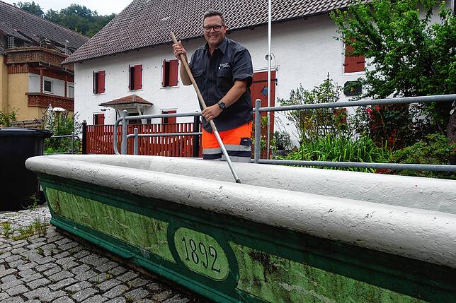 Fabian Klöpfer ist der Brunnen-Meister beim Engener Bauhof. Neben vielen weiteren Aufgaben kontrolliert, pflegt und repariert er die ...