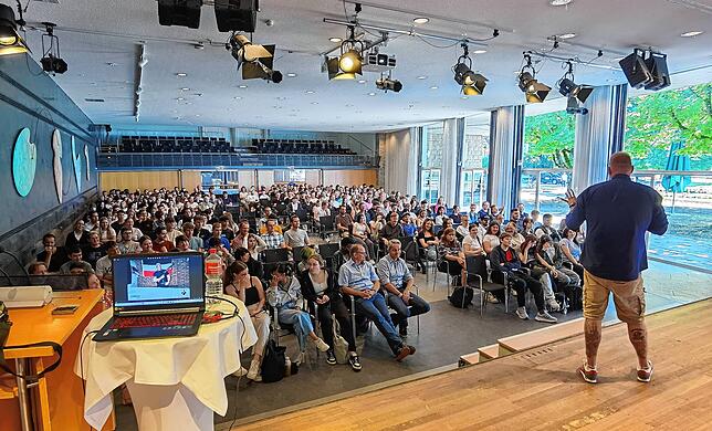Der Saal des Gymnasium Überlingen war voll und die Zuschauer haben aufmerksam zugehört.