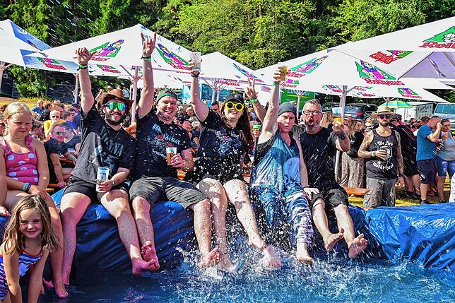 Bild 9: Metalacker: Brennende Hexen und Abkühlung im Pool