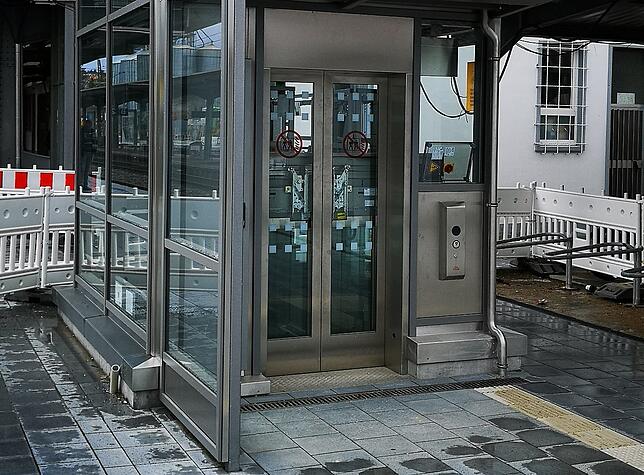 Dieser Aufzug ist noch nicht in Betrieb. Er wird die Unterführung erschließen, von wo aus zwei weitere Aufzüge für Verbindung zu den ...