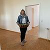 Die 41-jährige Heidi Pohl ist dabei, die Räume im Milchwerk für den Unverpackt-Laden auszustatten.