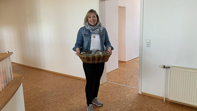 Die 41-jährige Heidi Pohl ist dabei, die Räume im Milchwerk für den Unverpackt-Laden auszustatten.