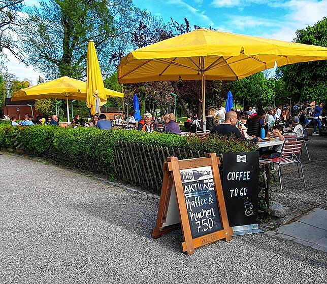 Bild 3: Eine unsichtbare Linie macht den großen Unterschied: Grillparty und Sorgenfreiheit in der Schweiz, Abstand und Kleingruppen in Deutschland. Hielten sich die Konstanzer dennoch an die Corona-Regeln?