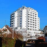 Das Hochhaus, das über dem Königsbau thront, am Ende der Werner-Sombart-Straße.