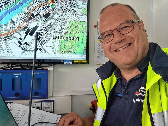Christoph Dennenmoser ist auch daheim für das DRK aktiv. Unser Bild zeigt den Rettungssanitäter in Laufenburg bei der Einsatzleitung ...