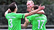 Gut gemacht: Marius Thoma (Mitte) macht kurz vor Schluss als &bdquo;Joker&ldquo; den 3:1-Sieg für die SG Mettingen/Krenkingen beim FC ...