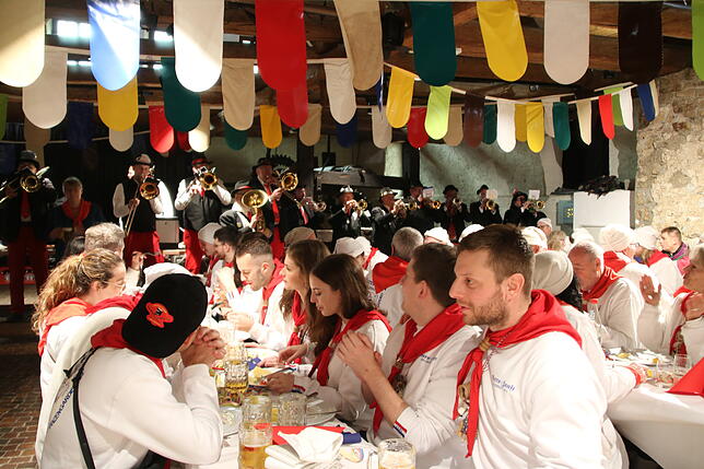Bild 1: Die schönsten Bilder vom Heringsessen in Waldshut-Tiengen: Tradition und Genuss im Fokus