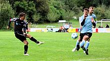 In der Kreisliga A, Staffel 1, lauert die SG Liggeringen/Güttingen (schwarze Trikots, hier Silvio Lorenzi im Spiel gegen den TV ...