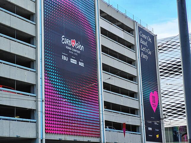 Dass der diesjährige ESC in Basel stattfindet, ist in der Stadt nicht zu übersehen. Überall hängen große und kleine Plakate, wie hier an ...