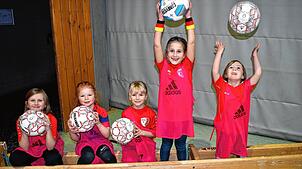 Mädchen haben am 28. Juni 2025 mit erfahrenen Trainern die kostenlose Möglichkeit, den Fußballsport kennenzulernen. Das Bild entstand ...