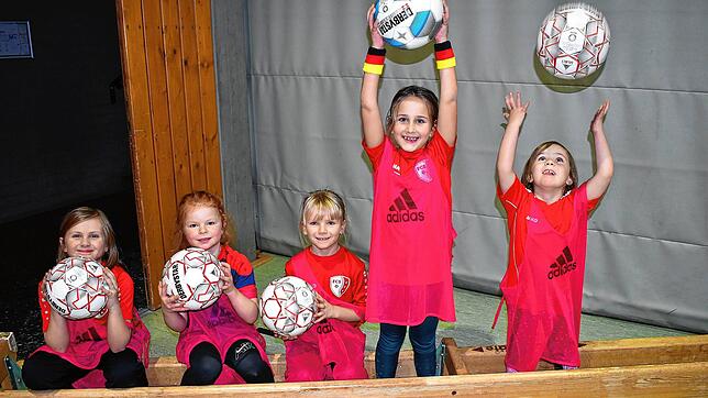 Mädchen haben am 28. Juni 2025 mit erfahrenen Trainern die kostenlose Möglichkeit, den Fußballsport kennenzulernen. Das Bild entstand ...