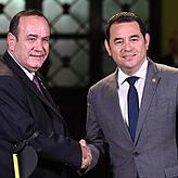 Jimmy Morales (r.) war TV-Unterhalter, als er zum Präsidenten von Guatemala (2015-2019) gewählt wurde. Seinen Wahlkampf bestritt er mit ...