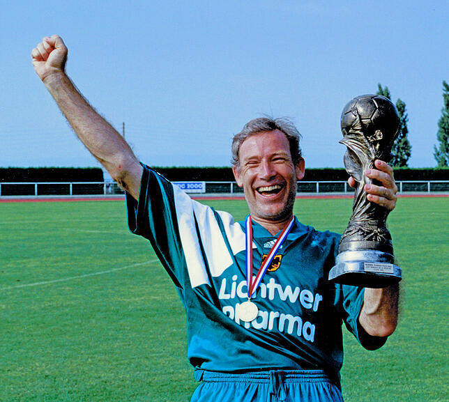 Drei Mal wurde Martin Braun Weltmeister mit der Fußballnationalmannschaft der Ärzte. Das Bild zeigt ihn beim ersten Titelgewinn vor 25 ...