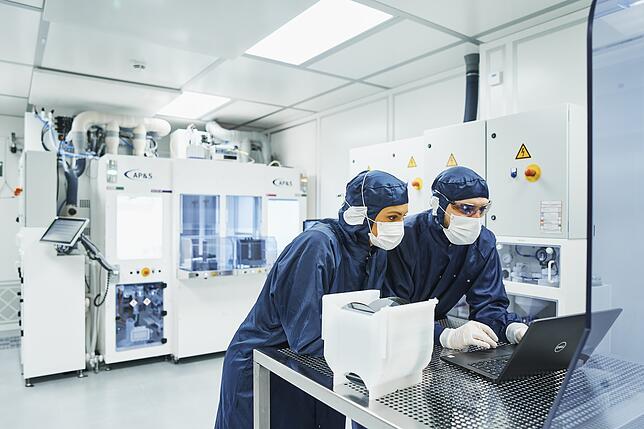 AP&S will 2020 stärker in Technik investieren. Das Bild zeigt Mitarbeiter im hauseigenen Labor, dem Demo Center.