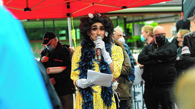 Als &bdquo;Jona Gold&ldquo; spricht er hier auf einer Demonstration in Friedrichshafen, als &bdquo;Obertunte&ldquo; pflegt Jonathan ...