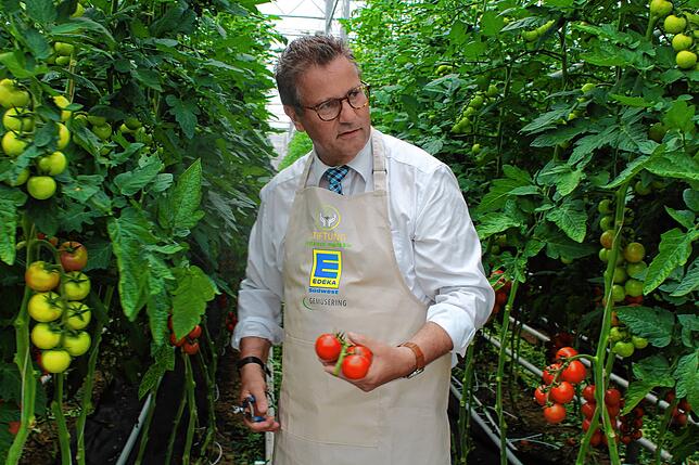 Minister Peter Hauk darf als Erster eine Rispe schneiden.