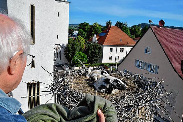 Christian Mende hält eine Decke bereit.