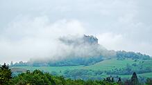 Der dichte Morgennebel gibt einen Blick auf den Hohentwiel frei. (Archivbild)