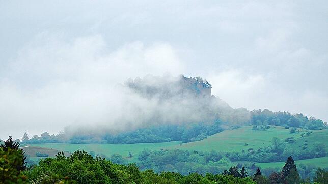 Der dichte Morgennebel gibt einen Blick auf den Hohentwiel frei. (Archivbild)