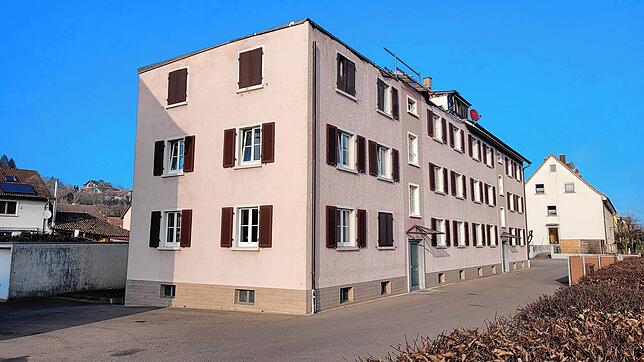 Zumindest am Rand des Daches sind die Spuren des Großbrandes noch deutlich zu erkennen. Die Baugenossenschaften hat nun entschieden, wie ...