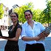 Verlegen am Donnerstag, 24. August, ihr Büro auf den Marktplatz: SÜDKURIER-Redakteurin Laura Marinovic (links) und Redaktionsleiterin ...