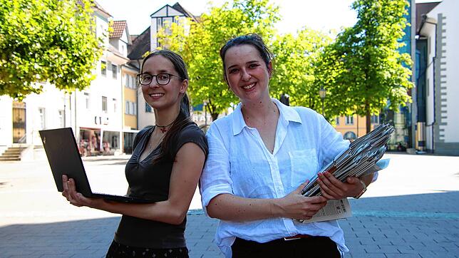 Verlegen am Donnerstag, 24. August, ihr Büro auf den Marktplatz: SÜDKURIER-Redakteurin Laura Marinovic (links) und Redaktionsleiterin ...