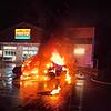 Ein Auto brannte auf einem Parkplatz in Schwenningen lichterloh. Die Einsatzkräfte brachten die Flammen schnell unter Kontrolle.