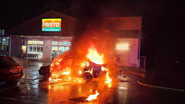 Ein Auto brannte auf einem Parkplatz in Schwenningen lichterloh. Die Einsatzkräfte brachten die Flammen schnell unter Kontrolle.