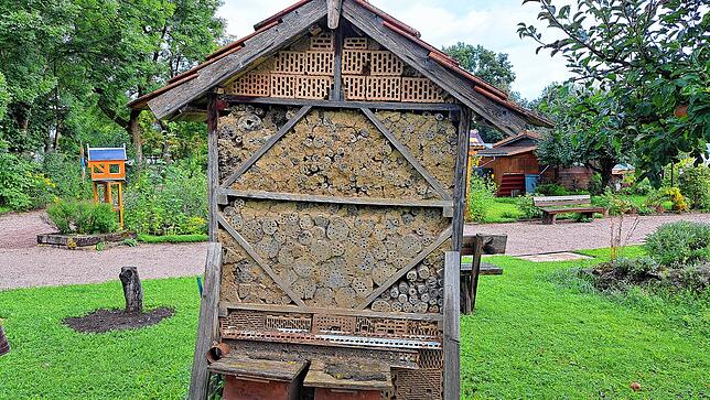 Um den Garten winterfest zu machen, sollten Hobby-Gärtner auch die Tierwelt beachten. Ein Insektenhotel kann für Bienen auch über den ...